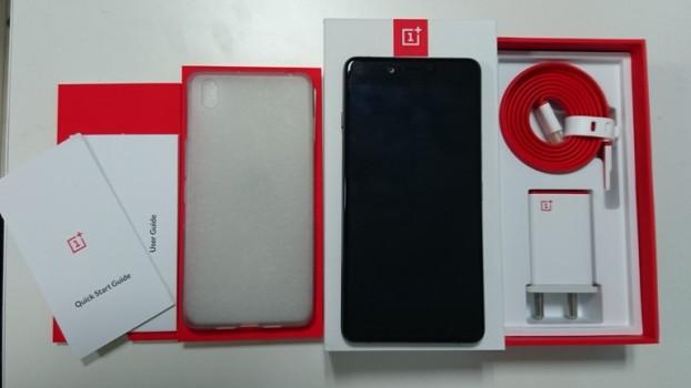 OnePlus X sale just went live on Amazon India for Rs. 16,999 for those who hold an invite to purchase the handset. Before you go ahead, here are a few photos of the OnePlus X Onyx to show you in and out of the impressive handset.