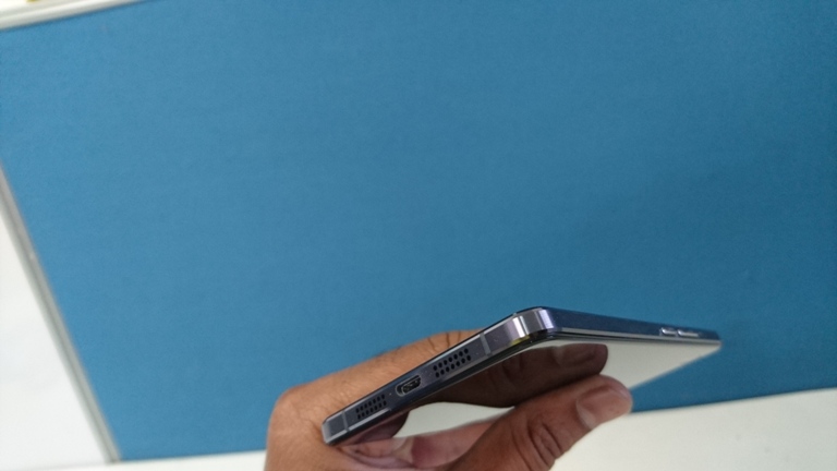 OnePlus X sale just went live on Amazon India for Rs. 16,999 for those who hold an invite to purchase the handset. Before you go ahead, here are a few photos of the OnePlus X Onyx to show you in and out of the impressive handset. OnePlus X photos,OnePlus X review,OnePlus X first look,OnePlus X real photos,OnePlus X first impressions,should u buy OnePlus X,how to buy OnePlus X,OnePlus X amazon india,OnePlus X sale live in india,OnePlus X images,OnePlus X onyx photos