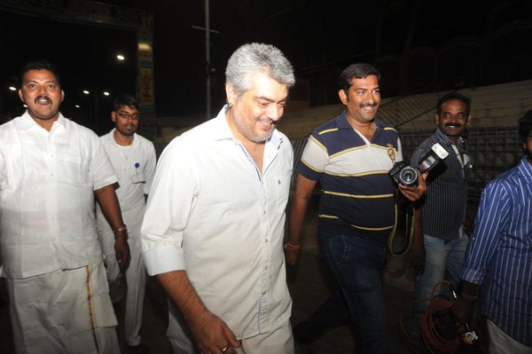 South Indian actor Ajith Kumar made a surprise visit to Tirupathi Balaji temple today early morning (7 November) ahead of the release of his film Ajith,Thala Ajith visits Tirupati,Ajith visits Tirupati,Vedalam,Thala Ajith,Vedalam success
