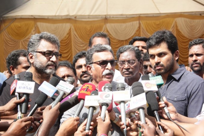 Nadigar Sangam Diwali gift distributed by Nassar, Vishal, Karthi and Ponvannan in Chennai. Nadigar Sangam,Nadigar Sangam Diwali gift,Nassar,Karthi,Ponvannan,Nadigar Sangam Diwali Gift Distribution,Vishal