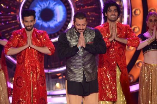 The cast of Prem Ratan Dhan Payo consisting of Bigg Boss host Salman Khan, Sonam Kapoor, Swara Bhaskar, ex Bigg Boss contestant Armaan Kohli, Neil Nitin Mukesh, Deepak Dobriyal and Aashika Bhatia kick started Diwali festivities in the Bigg Boss house.