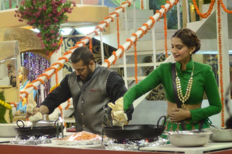 The cast of Prem Ratan Dhan Payo consisting of Bigg Boss host Salman Khan, Sonam Kapoor, Swara Bhaskar, ex Bigg Boss contestant Armaan Kohli, Neil Nitin Mukesh, Deepak Dobriyal and Aashika Bhatia kick started Diwali festivities in the Bigg Boss house. Bigg Boss 9,Salman Khan,Sonam Kapoor,Prem Ratan Dhan Payo,Prem Ratan Dhan Payo promotion,Prem Ratan Dhan Payo promotion in Bigg Boss,Salman Khan and Sonam Kapoor