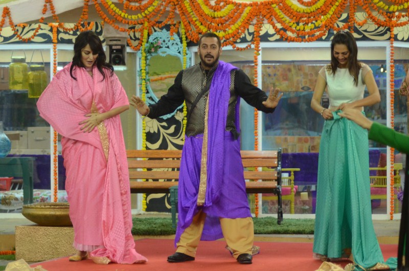 The cast of Prem Ratan Dhan Payo consisting of Bigg Boss host Salman Khan, Sonam Kapoor, Swara Bhaskar, ex Bigg Boss contestant Armaan Kohli, Neil Nitin Mukesh, Deepak Dobriyal and Aashika Bhatia kick started Diwali festivities in the Bigg Boss house. Bigg Boss 9,Salman Khan,Sonam Kapoor,Prem Ratan Dhan Payo,Prem Ratan Dhan Payo promotion,Prem Ratan Dhan Payo promotion in Bigg Boss,Salman Khan and Sonam Kapoor