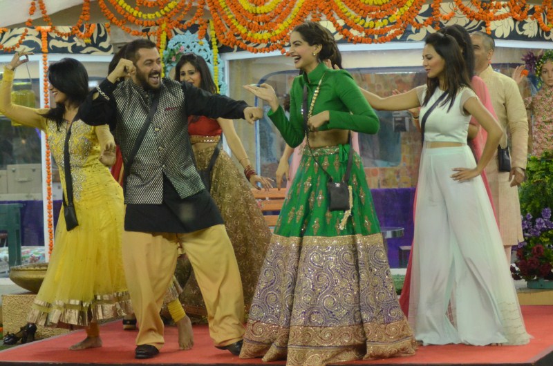 The cast of Prem Ratan Dhan Payo consisting of Bigg Boss host Salman Khan, Sonam Kapoor, Swara Bhaskar, ex Bigg Boss contestant Armaan Kohli, Neil Nitin Mukesh, Deepak Dobriyal and Aashika Bhatia kick started Diwali festivities in the Bigg Boss house. Bigg Boss 9,Salman Khan,Sonam Kapoor,Prem Ratan Dhan Payo,Prem Ratan Dhan Payo promotion,Prem Ratan Dhan Payo promotion in Bigg Boss,Salman Khan and Sonam Kapoor