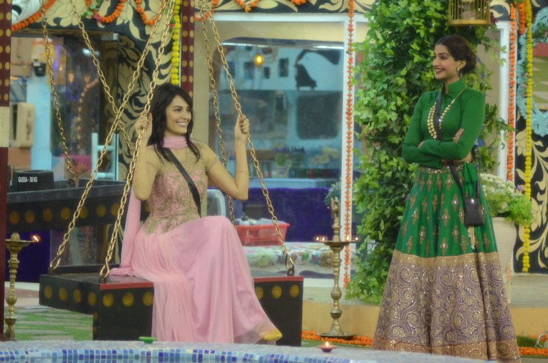 The cast of Prem Ratan Dhan Payo consisting of Bigg Boss host Salman Khan, Sonam Kapoor, Swara Bhaskar, ex Bigg Boss contestant Armaan Kohli, Neil Nitin Mukesh, Deepak Dobriyal and Aashika Bhatia kick started Diwali festivities in the Bigg Boss house. Bigg Boss 9,Salman Khan,Sonam Kapoor,Prem Ratan Dhan Payo,Prem Ratan Dhan Payo promotion,Prem Ratan Dhan Payo promotion in Bigg Boss,Salman Khan and Sonam Kapoor