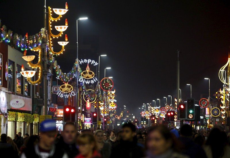 Diwali is lighting up not in just India, but almost the entire world. Here are some photos across the World. Diwali 2015,happy Diwali,diwali celebration,Diwali celebration across india,Diwali celebration across world