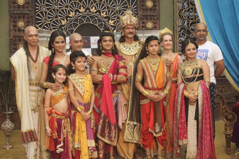The makers of the show threw a unique pre Diwali bash on the sets of Ashoka for the completion of 200 episodes. The entire cast and crew celebrated Diwali in an eco-friendly way with Rangoli and Diya and sweets. Chakravartin Ashoka Samrat,Chakravartin Ashoka Samrat celebrates 200 episode,Chakravartin Ashoka Samrat 200 episode,Chakravartin Ashoka Samrat celebration
