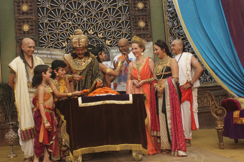 The makers of the show threw a unique pre Diwali bash on the sets of Ashoka for the completion of 200 episodes. The entire cast and crew celebrated Diwali in an eco-friendly way with Rangoli and Diya and sweets. Chakravartin Ashoka Samrat,Chakravartin Ashoka Samrat celebrates 200 episode,Chakravartin Ashoka Samrat 200 episode,Chakravartin Ashoka Samrat celebration