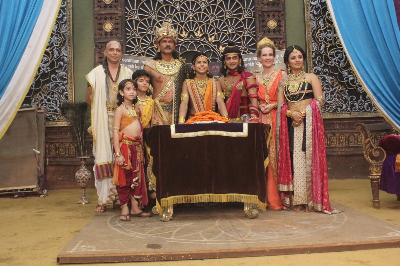 The makers of the show threw a unique pre Diwali bash on the sets of Ashoka for the completion of 200 episodes. The entire cast and crew celebrated Diwali in an eco-friendly way with Rangoli and Diya and sweets. Chakravartin Ashoka Samrat,Chakravartin Ashoka Samrat celebrates 200 episode,Chakravartin Ashoka Samrat 200 episode,Chakravartin Ashoka Samrat celebration