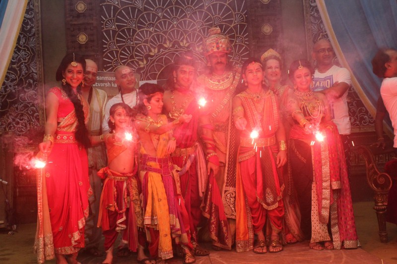 The makers of the show threw a unique pre Diwali bash on the sets of Ashoka for the completion of 200 episodes. The entire cast and crew celebrated Diwali in an eco-friendly way with Rangoli and Diya and sweets. Chakravartin Ashoka Samrat,Chakravartin Ashoka Samrat celebrates 200 episode,Chakravartin Ashoka Samrat 200 episode,Chakravartin Ashoka Samrat celebration