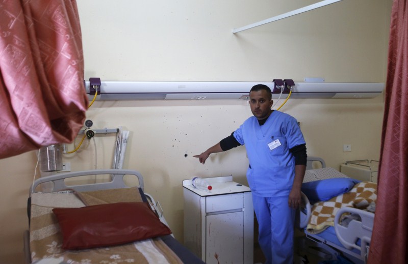 Israeli undercover forces raided a West Bank hospital, shooting dead a Palestinian during an attempt to detain another man suspected of carrying out a stabbing. Israeli forces raid hospital,alestinian protester,Palestinian Dies as Undercover Israelis Raid a Hospital,Undercover Israelis Raid a Hospital,Israeli undercover forces,Palestinian Territories,Palestinian Territories attack,Palestinian attack