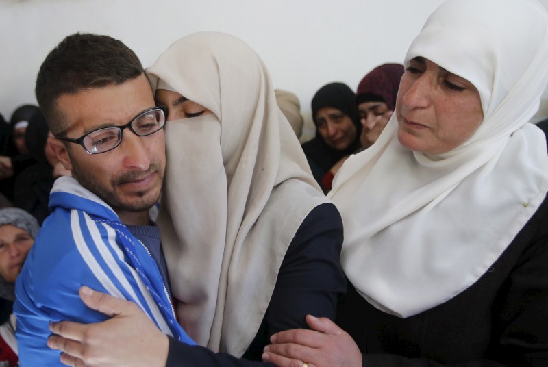 Israeli undercover forces raided a West Bank hospital, shooting dead a Palestinian during an attempt to detain another man suspected of carrying out a stabbing. Israeli forces raid hospital,alestinian protester,Palestinian Dies as Undercover Israelis Raid a Hospital,Undercover Israelis Raid a Hospital,Israeli undercover forces,Palestinian Territories,Palestinian Territories attack,Palestinian attack