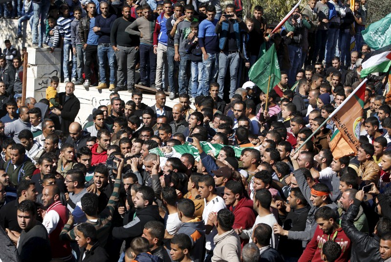 Israeli undercover forces raided a West Bank hospital, shooting dead a Palestinian during an attempt to detain another man suspected of carrying out a stabbing. Israeli forces raid hospital,alestinian protester,Palestinian Dies as Undercover Israelis Raid a Hospital,Undercover Israelis Raid a Hospital,Israeli undercover forces,Palestinian Territories,Palestinian Territories attack,Palestinian attack