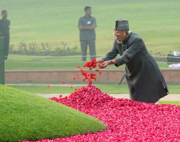 Congress president Sonia Gandhi, President Pranab Mukherjee, Vice President Hamid Ansari and senior Congress leaders paid tributes to the country's first prime minister Jawaharlal Nehru on his 125th birth anniversary on Saturday. Sonia Gandhi,Pranab Mukherjee,Hamid Ansari,Jawaharlal Nehru,Jawaharlal Nehru Birth Anniversary,tribute to Jawaharlal Nehru,Jawaharlal Nehru birth anniversary,Jawaharlal Nehru 125th birth anniversary