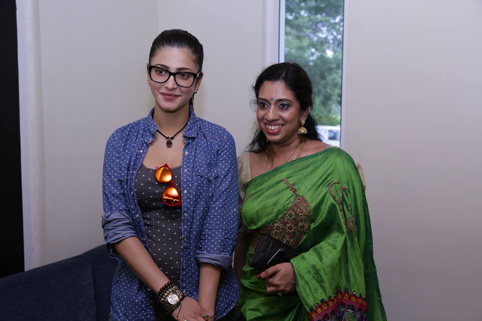 South Indian Actor Kamal Haasan, actress Shruti Hassan with Meenakshi Iyer at Thoongavanam Special Screening Thoongavanam,Thoongavanam Special Screening,Kamal Haasan,Shruti Hassan,Meenakshi Iyer,Thoongavanam Special Screening pics,Thoongavanam Special Screening images,Thoongavanam Special Screening photos,Thoongavanam Special Screening pictures