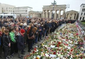 Paris attacks,Paris attack,ISIS Paris Attacks,France observes a Minute's Silence for Victims,one Minute Silence for Victims,France observes one Minute Silence for Victims,one Minute Silence,Brandenburg Gate