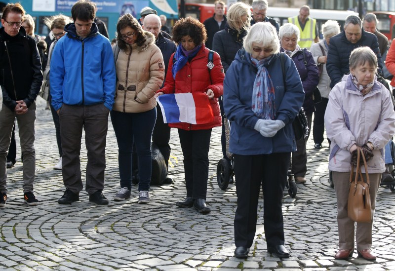Photos of People observe a minute of silence in tribute to victims of Friday's attacks. Paris attacks,Paris attack,ISIS Paris Attacks,France observes a Minute's Silence for Victims,one Minute Silence for Victims,France observes one Minute Silence for Victims,one Minute Silence,Brandenburg Gate