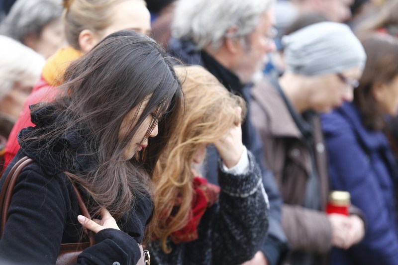 Photos of People observe a minute of silence in tribute to victims of Friday's attacks. Paris attacks,Paris attack,ISIS Paris Attacks,France observes a Minute's Silence for Victims,one Minute Silence for Victims,France observes one Minute Silence for Victims,one Minute Silence,Brandenburg Gate