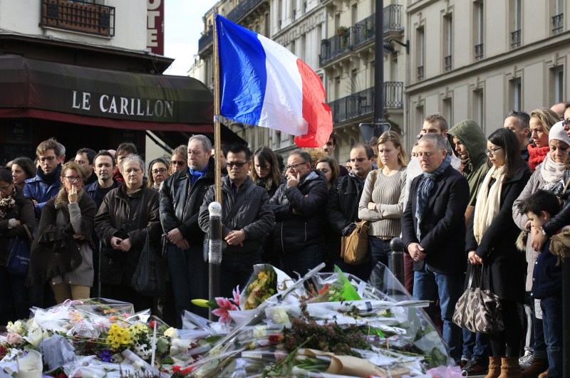 Photos of People observe a minute of silence in tribute to victims of Friday's attacks. Paris attacks,Paris attack,ISIS Paris Attacks,France observes a Minute's Silence for Victims,one Minute Silence for Victims,France observes one Minute Silence for Victims,one Minute Silence,Brandenburg Gate