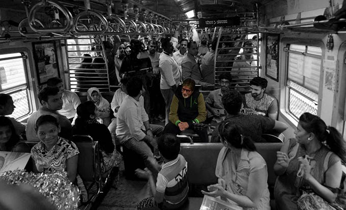 Megastar Amitabh Bachchan was spotted singing in a Mumbai local train to raise money for cancer patients. Amitabh Bachchan,Amitabh Bachchan sings in train for charity,Megastar Amitabh Bachchan,Amitabh Bachchan in Mumbai local train,cancer patients,Amitabh Bachchan sings,actor Amitabh Bachchan sings
