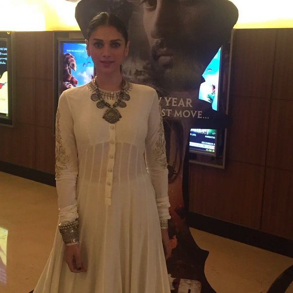 Wazir is an upcoming 2016 Bollywood drama film directed by Bejoy Nambiar and Produced by Vidhu Vinod Chopra, Aquib Khan and Rajkumar Hirani. Starring Amitabh Bachchan, Aditi Rao Hydari, Farhan Akhtar, John Abraham and Neil Nitin Mukesh in the lead role. Wazir trailer launch,Wazir trailer,bollywood movie Wazir,Amitabh Bachchan,Aditi Rao Hydari,Farhan Akhtar,John Abraham,Neil Nitin Mukesh,Wazir trailer launch pics,Wazir trailer launch images,Wazir trailer launch photos,Wazir trailer launch stills,Wazir tra