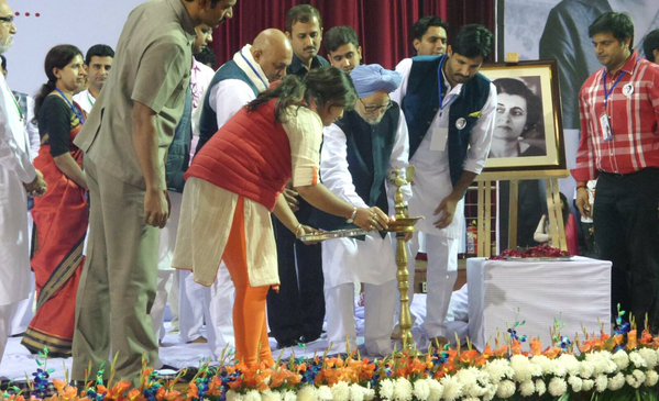 Former Prime Manmohan Singh paid tribute to Indira Gandhi, the first female Prime Minister of India, on her birth anniversary. Manmohan Singh,Indira Gandhi,Indira Gandhi birthday,Indira Gandhi birth anniversary,Manmohan Singh pays tribute to Indira Gandhi,first female Prime Minister of India