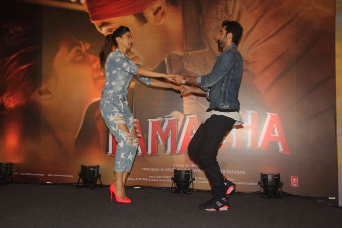 Ranbir Kapoor and Deepika Padukone launched a contest yesterday (18 November) at a suburban five star hotel, where they were seen judging the live Chemistry between real life couples. Ranbir Kapoor and Deepika Padukone,Ranbir Kapoor,Deepika Padukone,Tamasha,Tamasha promotion,Tamasha Chemistry Meter Launch,Tamasha Chemistry Meter,Chemistry Meter Launch