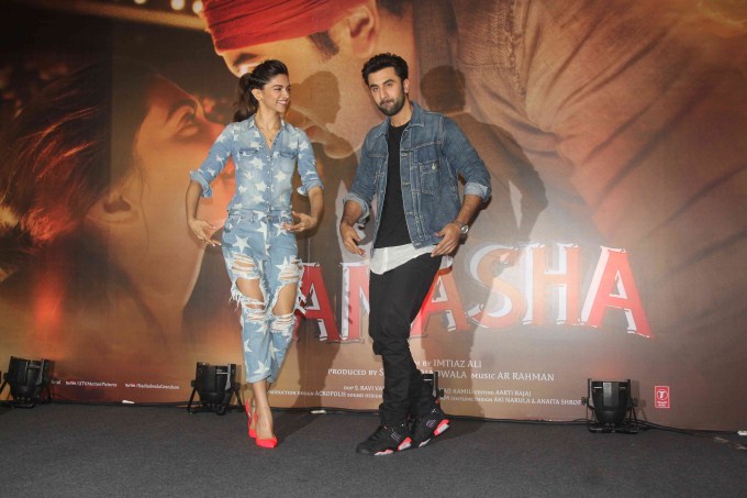 Ranbir Kapoor and Deepika Padukone launched a contest yesterday (18 November) at a suburban five star hotel, where they were seen judging the live Chemistry between real life couples. Ranbir Kapoor and Deepika Padukone,Ranbir Kapoor,Deepika Padukone,Tamasha,Tamasha promotion,Tamasha Chemistry Meter Launch,Tamasha Chemistry Meter,Chemistry Meter Launch