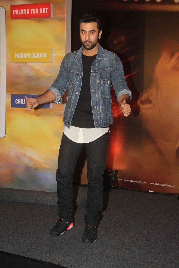 Ranbir Kapoor and Deepika Padukone launched a contest yesterday (18 November) at a suburban five star hotel, where they were seen judging the live Chemistry between real life couples. Ranbir Kapoor and Deepika Padukone,Ranbir Kapoor,Deepika Padukone,Tamasha,Tamasha promotion,Tamasha Chemistry Meter Launch,Tamasha Chemistry Meter,Chemistry Meter Launch