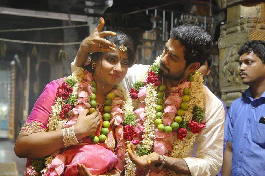 Popular Tamil Actor Aari married his longtime girlfriend Nadiya at Kalikambal temple at Parrys in Chennai. Aari and Nadiya's Family and friends graced the event and blessed the couples. Aari and Nadiya Wedding Pictures,Aari and Nadiya Wedding,Aari Wedding,Aari Wedding Pictures,Aari marriage