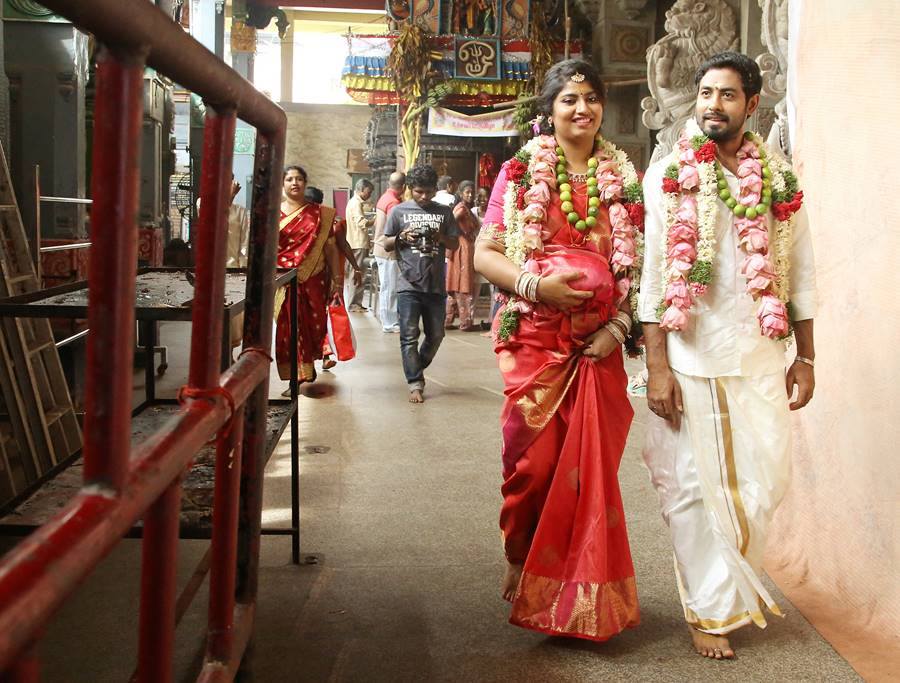 Popular Tamil Actor Aari married his longtime girlfriend Nadiya at Kalikambal temple at Parrys in Chennai. Aari and Nadiya's Family and friends graced the event and blessed the couples. Aari and Nadiya Wedding Pictures,Aari and Nadiya Wedding,Aari Wedding,Aari Wedding Pictures,Aari marriage