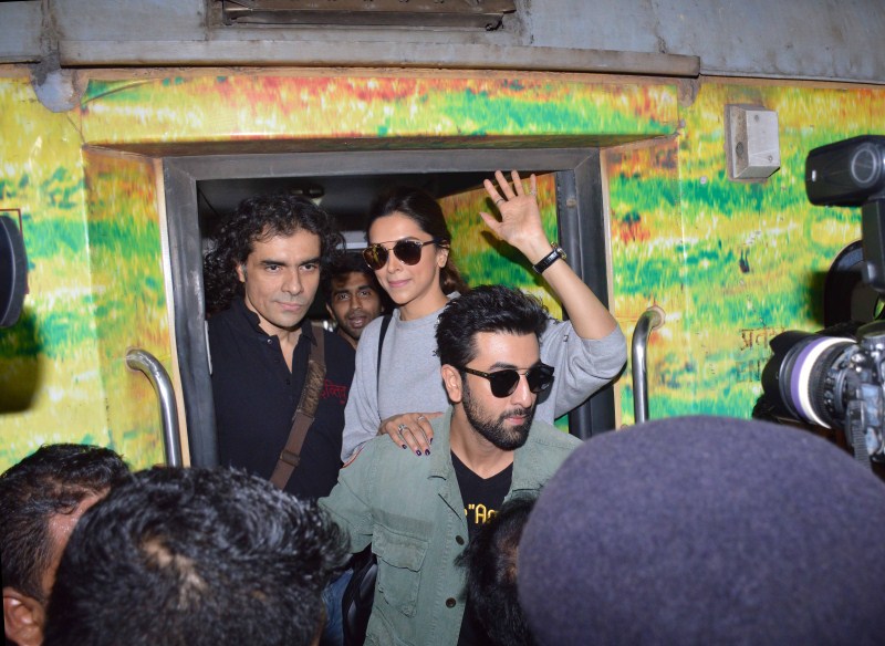 The Tamasha couple, Ranbir Kapoor and Deepika Padukone along with Director Imtiaz Ali depart from Mumbai for the capital city. Ranbir Kapoor,Deepika Padukone,Ranbir Kapoor and Deepika Padukone,Tamasha,Tamasha promotion,Ranbir-Deepika's exciting train journey begins,Ranbir-Deepika train journey begins,Ranbir Deepika train journey