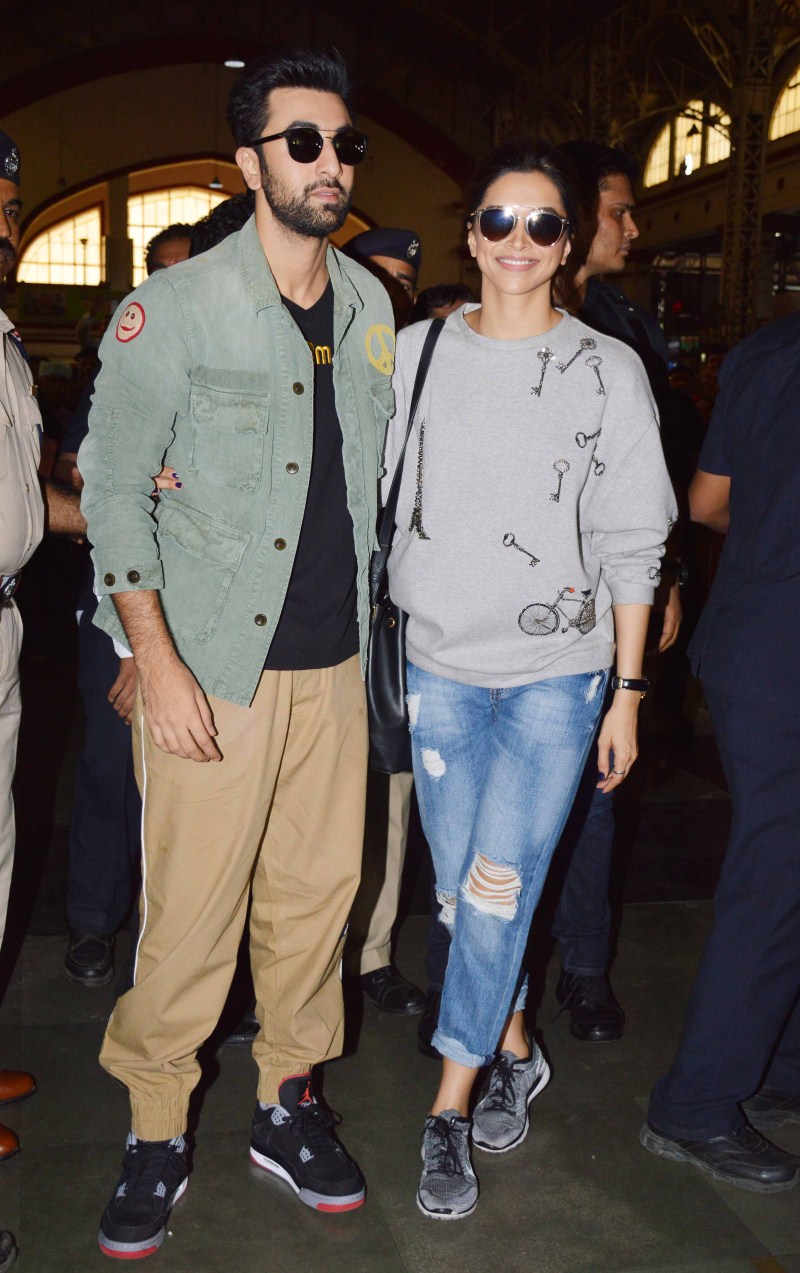 The Tamasha couple, Ranbir Kapoor and Deepika Padukone along with Director Imtiaz Ali depart from Mumbai for the capital city. Ranbir Kapoor,Deepika Padukone,Ranbir Kapoor and Deepika Padukone,Tamasha,Tamasha promotion,Ranbir-Deepika's exciting train journey begins,Ranbir-Deepika train journey begins,Ranbir Deepika train journey