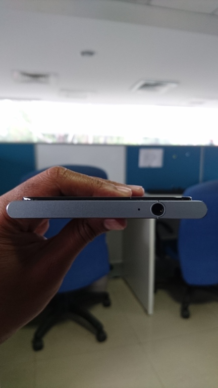 Obi is expected to launch its affordable Worldphone SF1 in India this month and here are some photos that offer a closer look at the device ahead of its official launch. Obi Worldphone SF1 first impression,Obi Worldphone SF1 unbox,Obi Worldphone SF1 india,Obi Worldphone SF1 release date in india,Obi Worldphone SF1 launch,Obi Worldphone SF1 price,Obi Worldphone SF1 features,Obi Worldphone SF1 design,Obi Worldphone SF1 phot
