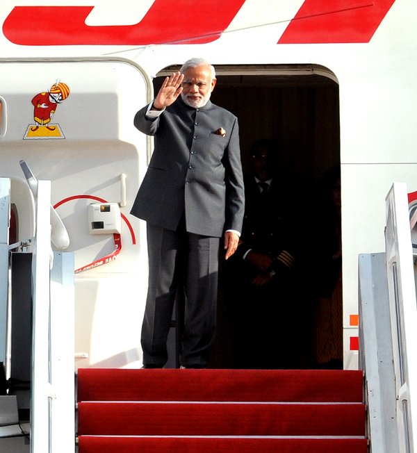 Prime Minister Narendra Modi on Monday arrived in Singapore from Malaysia on the second and last leg of his four-day visit to southeast Asia. Modi arrives in Singapore,PM Narendra Modi arrives in Singapore,PM Narendra Modi,Modi in Singapore,Narendra Modi in Singapore,modi from Malaysia to Singapore