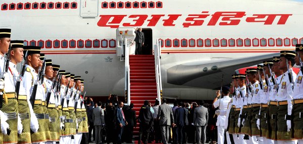 Prime Minister Narendra Modi on Monday arrived in Singapore from Malaysia on the second and last leg of his four-day visit to southeast Asia. Modi arrives in Singapore,PM Narendra Modi arrives in Singapore,PM Narendra Modi,Modi in Singapore,Narendra Modi in Singapore,modi from Malaysia to Singapore