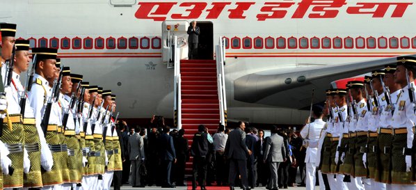 Prime Minister Narendra Modi on Monday arrived in Singapore from Malaysia on the second and last leg of his four-day visit to southeast Asia. Modi arrives in Singapore,PM Narendra Modi arrives in Singapore,PM Narendra Modi,Modi in Singapore,Narendra Modi in Singapore,modi from Malaysia to Singapore