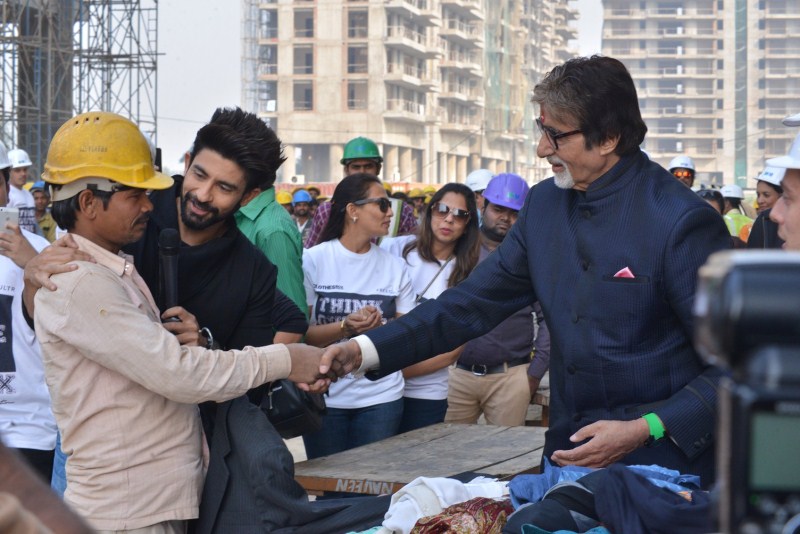 Bollywood actor Amitabh Bachchan spreads warmth in the Delhi winter with 'Aaj Ki Raat Hai Zindagi' heroes Amitabh Bachchan,actor Amitabh Bachchan,big b,Aaj Ki Raat Hai Zindagi,Aaj Ki Raat Hai Zindagi heros