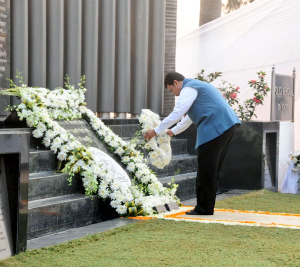 Chief Minister Devendra Fadnavis pays homage to martyrs on seventh anniversary of 26/11 Mumbai attacks. 26/11,mumbai 26/11,26/11 Mumbai attacks,26/11 mumbai terror attack,Mumbai remembers heroes