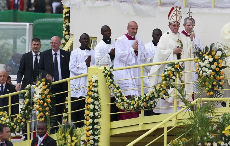 Pope Francis waves to faithful as he arrives for a Papal mass in Kenya's capital Nairobi. Pope Francis,Pope Francis Lands in Africa,Pope Francis in Africa,Pope Francis in Kenya
