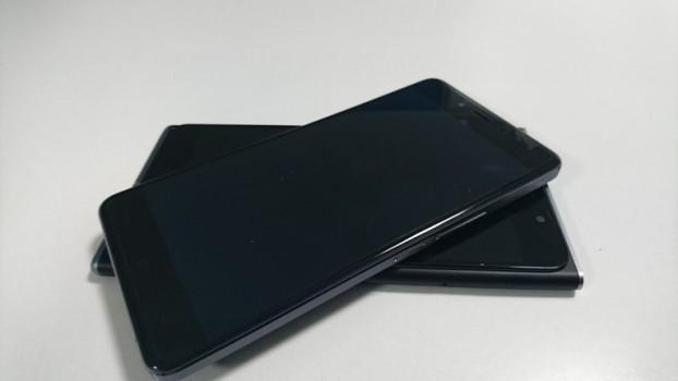 Take a look at the photos of OnePlus X and Obi Worldphone SF1 side-by-side.
