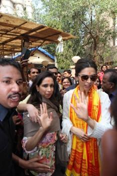 Bollywood actress Deepika visits Siddhivinayak with mother and prays for Ranbir Kapoor at Siddhivinayak Temple ahead of Tamasha release.