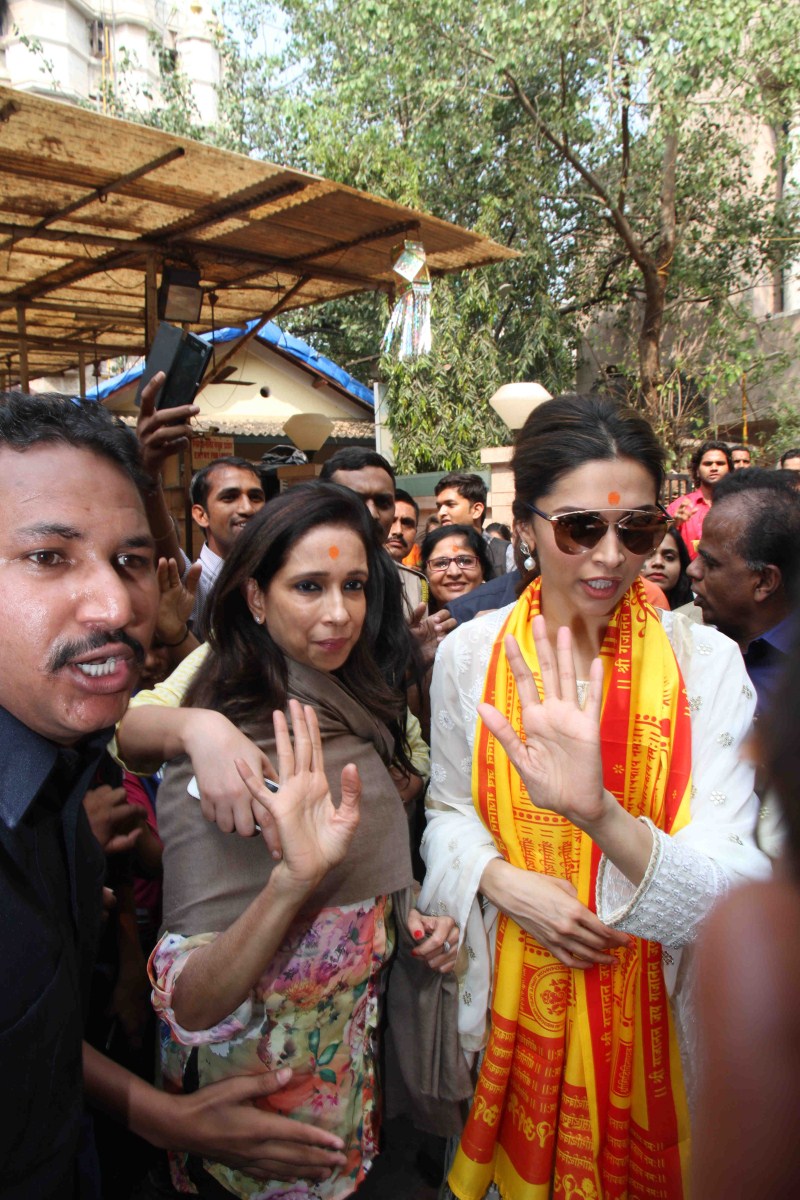 Bollywood actress Deepika visits Siddhivinayak with mother and prays for Ranbir Kapoor at Siddhivinayak Temple ahead of Tamasha release. Deepika Padukone,Deepika Padukone at Siddhivinayak Temple,Ranbir Kapoor,Siddhivinayak Temple,Tamasha,Tamasha release,Tamasha sucess,actress Deepika Padukone,Deepika Padukone latest pics,Deepika Padukone latest images,Deepika Padukone latest photos,Deepika