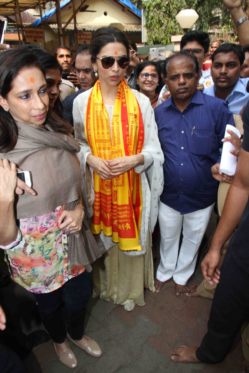 Bollywood actress Deepika visits Siddhivinayak with mother and prays for Ranbir Kapoor at Siddhivinayak Temple ahead of Tamasha release. Deepika Padukone,Deepika Padukone at Siddhivinayak Temple,Ranbir Kapoor,Siddhivinayak Temple,Tamasha,Tamasha release,Tamasha sucess,actress Deepika Padukone,Deepika Padukone latest pics,Deepika Padukone latest images,Deepika Padukone latest photos,Deepika