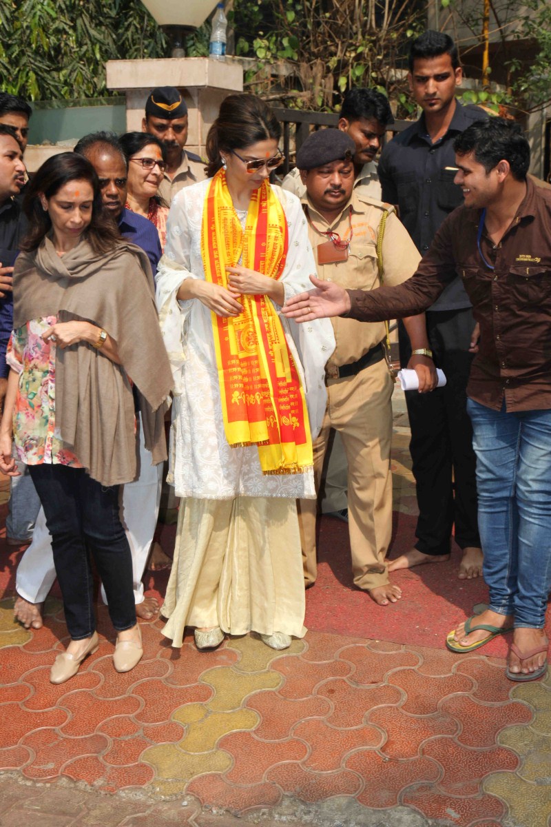 Bollywood actress Deepika visits Siddhivinayak with mother and prays for Ranbir Kapoor at Siddhivinayak Temple ahead of Tamasha release. Deepika Padukone,Deepika Padukone at Siddhivinayak Temple,Ranbir Kapoor,Siddhivinayak Temple,Tamasha,Tamasha release,Tamasha sucess,actress Deepika Padukone,Deepika Padukone latest pics,Deepika Padukone latest images,Deepika Padukone latest photos,Deepika