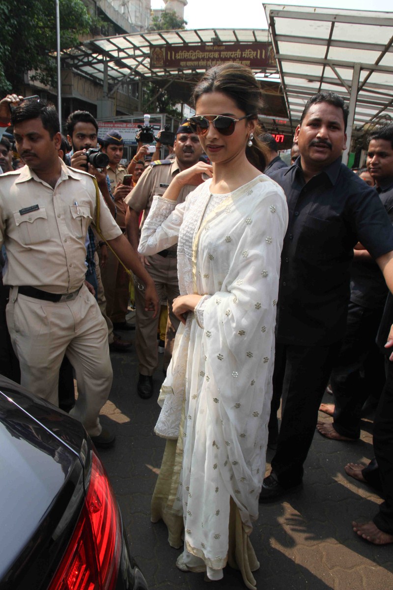 Bollywood actress Deepika visits Siddhivinayak with mother and prays for Ranbir Kapoor at Siddhivinayak Temple ahead of Tamasha release. Deepika Padukone,Deepika Padukone at Siddhivinayak Temple,Ranbir Kapoor,Siddhivinayak Temple,Tamasha,Tamasha release,Tamasha sucess,actress Deepika Padukone,Deepika Padukone latest pics,Deepika Padukone latest images,Deepika Padukone latest photos,Deepika