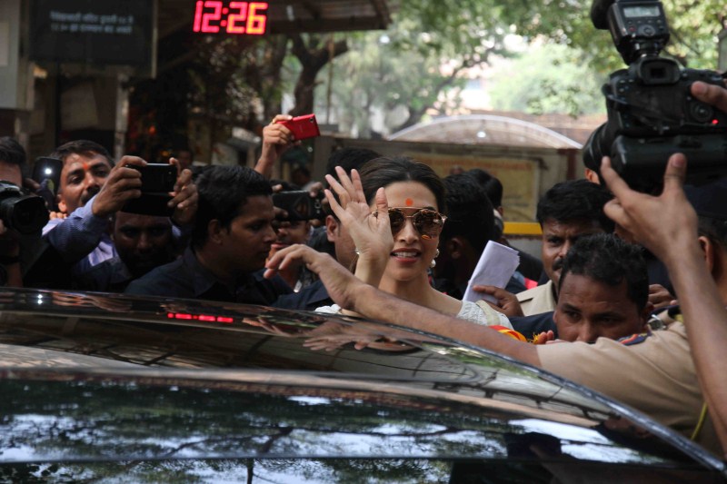 Bollywood actress Deepika visits Siddhivinayak with mother and prays for Ranbir Kapoor at Siddhivinayak Temple ahead of Tamasha release. Deepika Padukone,Deepika Padukone at Siddhivinayak Temple,Ranbir Kapoor,Siddhivinayak Temple,Tamasha,Tamasha release,Tamasha sucess,actress Deepika Padukone,Deepika Padukone latest pics,Deepika Padukone latest images,Deepika Padukone latest photos,Deepika