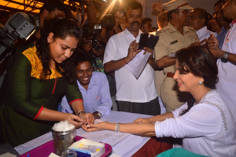 Bollywood actress Juhi Chawla was seen inaugurating a blood donation camp at CST station early this morning on 27 November 2015. Juhi Chawla,actress Juhi Chawla,Juhi Chawla inaugurates blood donation camp,Juhi Chawla at blood donation camp,Juhi Chawla latest pics,Juhi Chawla latest images,Juhi Chawla latest photos,Juhi Chawla latest stills,Juhi Chawla latest pictures
