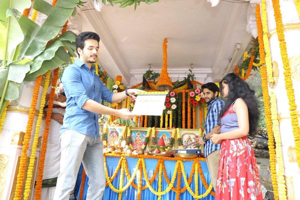 Naga Chaitanya and Shruti Haasan's Premam remake launched officially today (28 November) at Ramanaidu Studios. Actor Akhil Akkineni, Naga Chaitanya Anupama Parameswaran and Suresh Babu graced the event. Premam,Premam remake launched,Naga Chaitanya,Shruti Haasan,Akhil Akkineni