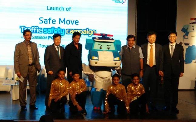 Bollywood superstar Shah Rukh Khan on Monday launched an initiative 'Safe Move - Traffic Safety Campaign' to promote the practice of road and traffic safety habits among children. Shahrukh Khan,Shahrukh Khan launches traffic safety campaign,Safe Move - Traffic Safety Campaign,Traffic Safety Campaign,Safe Move,SRK,Hyundai Motor